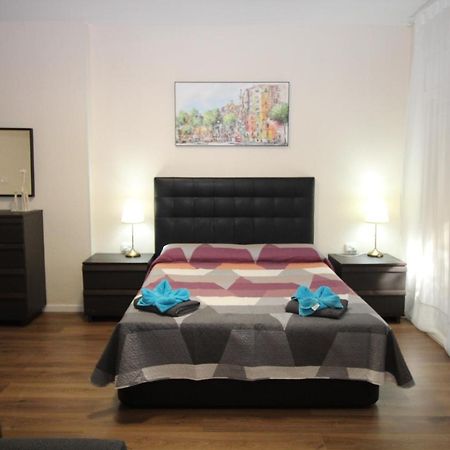 Urgel Habitaciones Barcelona Bagian luar foto