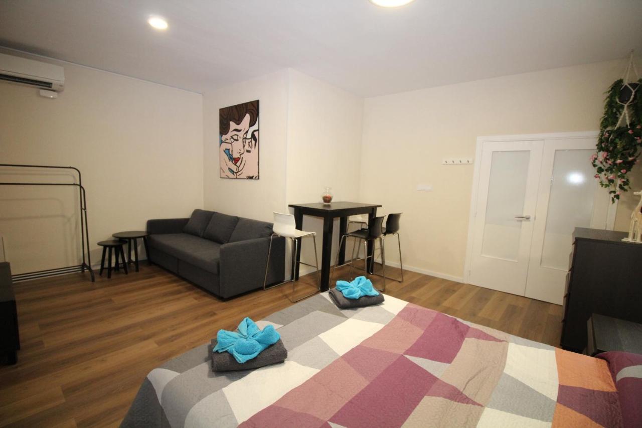 Urgel Habitaciones Barcelona Bagian luar foto