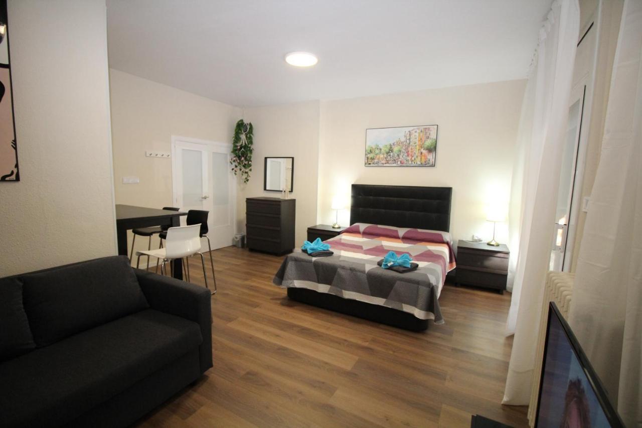 Urgel Habitaciones Barcelona Bagian luar foto