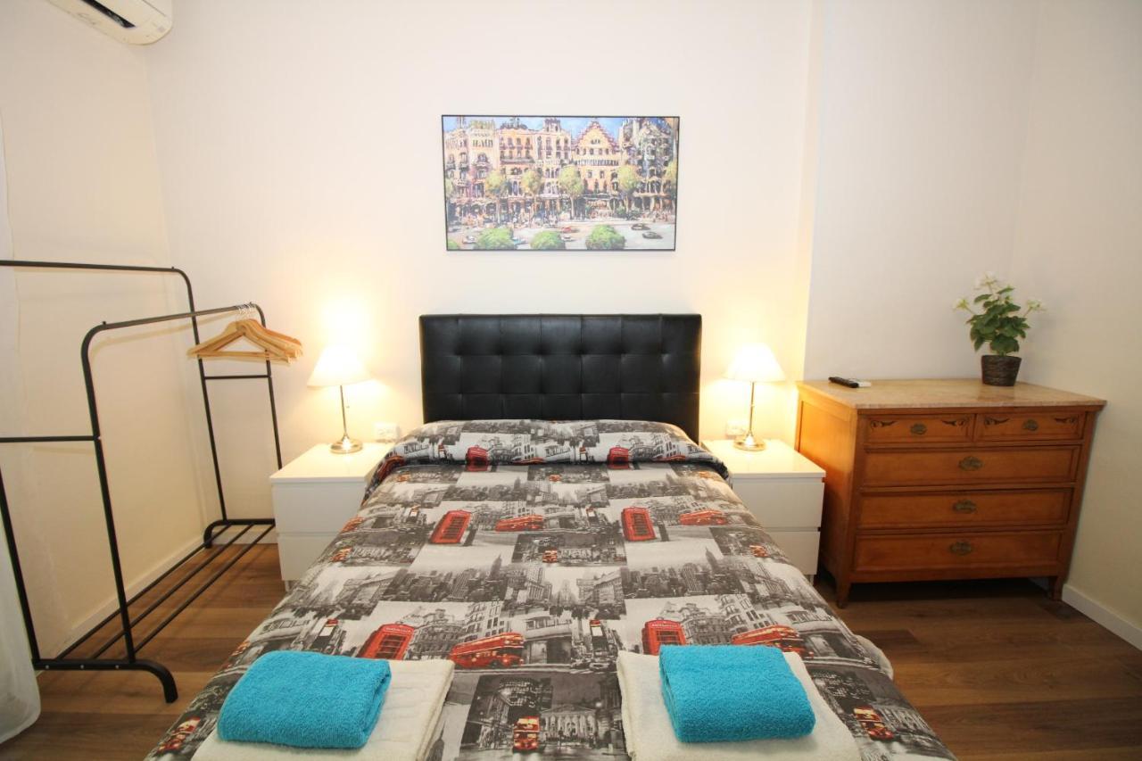 Urgel Habitaciones Barcelona Bagian luar foto