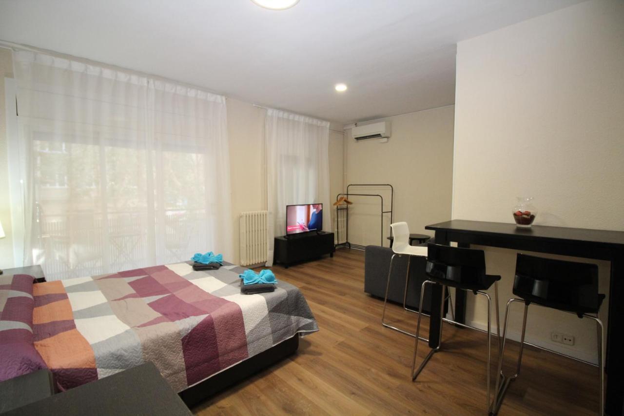 Urgel Habitaciones Barcelona Bagian luar foto